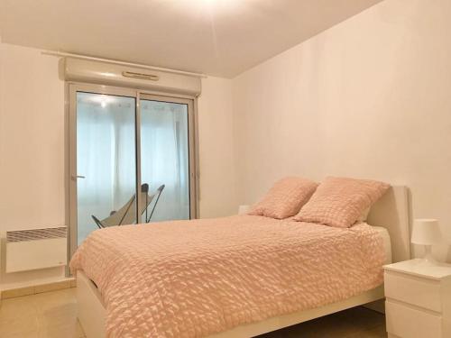 une chambre blanche avec un lit et une fenêtre dans l'établissement Havre de Paix la joliette : Urban modern cosy chic, à Marseille