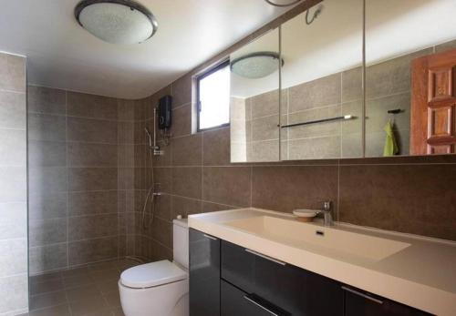 Et badeværelse på TRIPLET Suite Rayong Seaview Private Beach