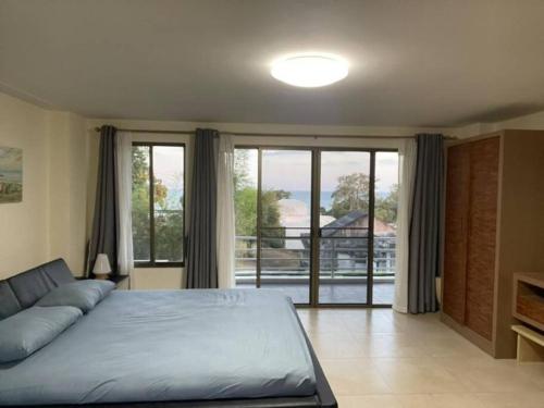 En eller flere senge i et værelse på TRIPLET Suite Rayong Seaview Private Beach