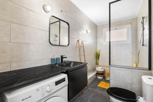 une salle de bain avec un lavabo, des toilettes et un miroir dans l'établissement NICE RENTING - PHILIBERT - Elegant Spacious Quiet Near the Port Free Parking, à Nice