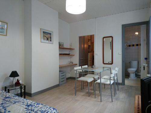 - une chambre avec une table et des chaises et une salle de bains dans l'établissement Studio N°4 Boston Conciergerie Leroy, à Boulogne-sur-Mer