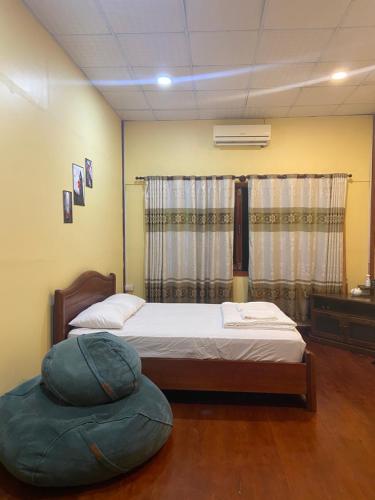 1 dormitorio con 2 camas y 1 sillón con bolsa de frijoles en Sea view homestay villa, en Ấp Ðại Tài (2)