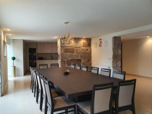a dining room with a table and chairs at Botica House in Póvoa de Lanhoso