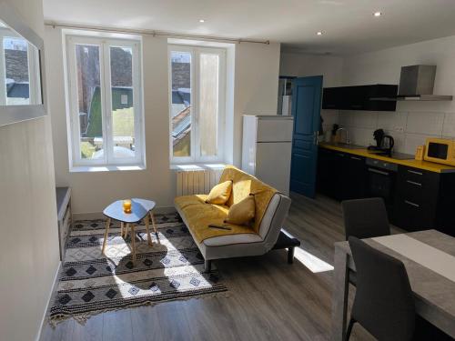 un salon avec un canapé et une table dans une cuisine dans l'établissement Au Bras d'Or Conciergerie Leroy, à Boulogne-sur-Mer