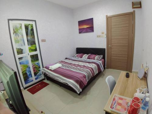 Postel nebo postele na pokoji v ubytování Kota Kinabalu Four Seasons Homestay 沙巴亚庇四季小屋