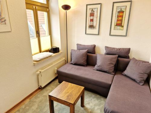 - un salon avec un canapé et une table dans l'établissement Glockenspiel - ABC357, à Wismar