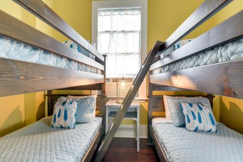 Postel nebo postele na pokoji v ubytování Galveston Getaway with Patio Near Porretto Beach!