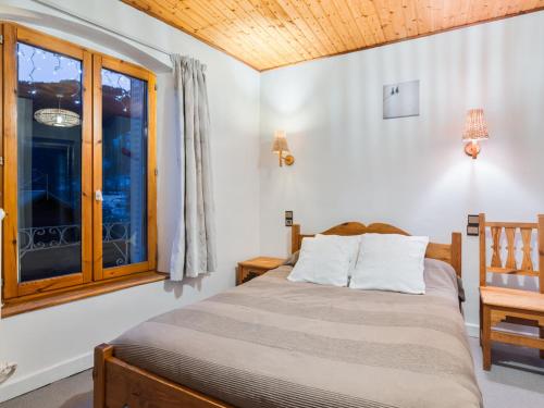 une chambre avec un lit et une fenêtre dans l'établissement Charmant 2 Pièces avec Piscine Été, Balcon et Parking Privé à 300m des Pistes - FR-1-762-6, à Saint-Chaffrey