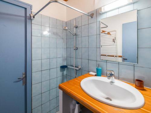 une salle de bain avec un lavabo et un miroir dans l'établissement Charmant 2 Pièces avec Piscine Été, Balcon et Parking Privé à 300m des Pistes - FR-1-762-6, à Saint-Chaffrey