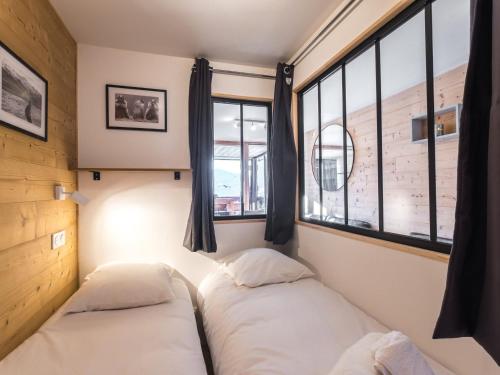 - 2 lits dans une chambre avec de grandes fenêtres dans l'établissement Appartement Val Thorens, 2 pièces, 6 personnes - FR-1-640-54, à Val Thorens