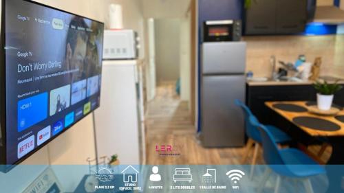 Il comprend une cuisine équipée d'une télévision à écran plat. dans l'établissement La Ptit Sophie - Conciergerie Leroy, à Boulogne-sur-Mer