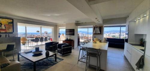 d'une cuisine et d'un salon avec vue sur la ville. dans l'établissement Villa sur le toit - Vue mer exceptionnelle, à Cannes