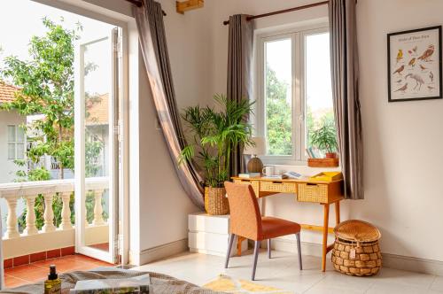 ein Büro mit Schreibtisch und Fenster in der Unterkunft Villa De Pastry Vesta Collections in Ho-Chi-Minh-Stadt
