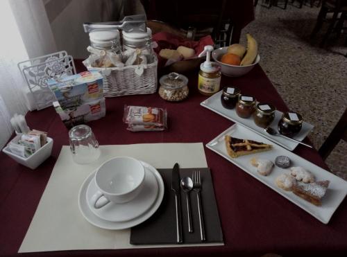 una mesa con un plato de comida y una taza de café en Agriturismo da Mea en Santorso