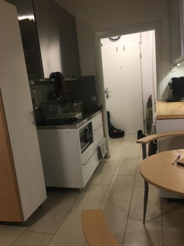 eine Küche mit einem Herd und einer Tür zu einem Zimmer in der Unterkunft Sky view Neukölln in Berlin