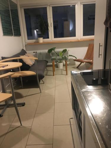 ein Wohnzimmer mit einem Sofa und einem Tisch in der Unterkunft Sky view Neukölln in Berlin