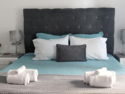 1 dormitorio con 1 cama con 2 toallas en Alexia Room, en Funchal