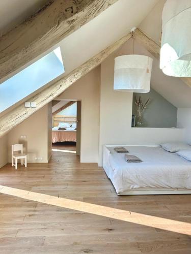 - une grande chambre avec un lit et une fenêtre dans l'établissement Charmante maison de campagne, à Saint-Michel-Labadié