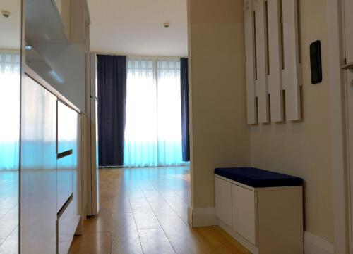 una camera con corridoio e finestra di Lux Apart Hotel 555 a Batumi