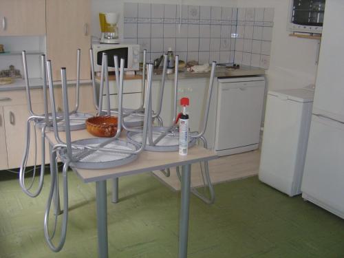 une table dans une cuisine avec unasteryasteryasteryasteryasteryasteryasteryasteryastery dans l'établissement la golondrina, à Frontignan