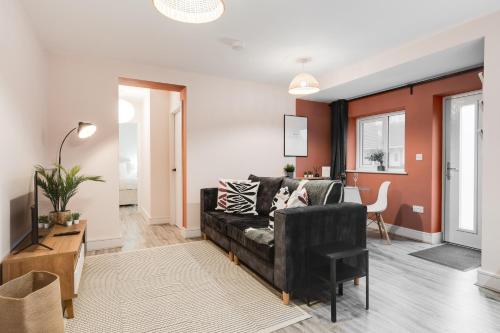 uma sala de estar com um sofá e uma mesa em Beach Apartment - 2 Bedrooms Free WiFi Parking em Cleveleys