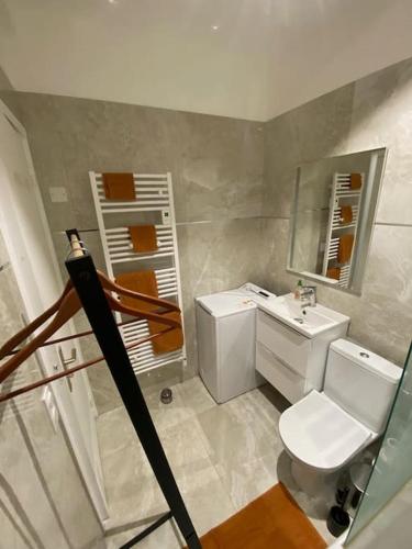 une salle de bain avec des toilettes blanches et un lavabo dans l'établissement Studio refait à neuf face mer, à Cannes