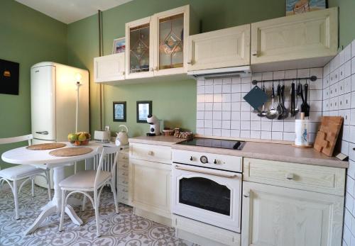 Spacious and Central Vintage - Modern Apartment