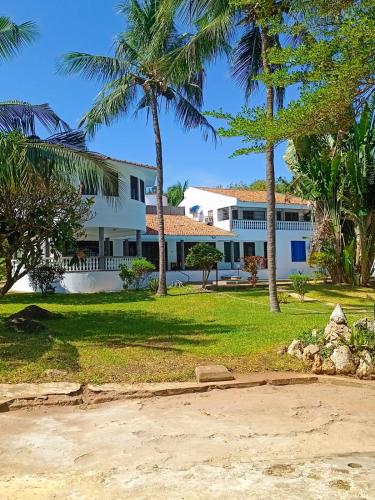 MJ Marina hotel في مومباسا: منظر المنزل من الشاطئ