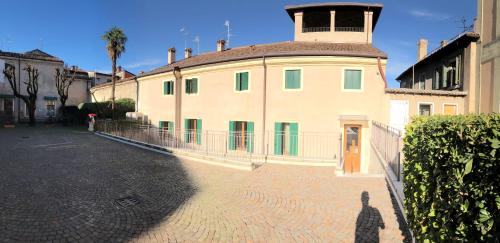 a shadow of a person standing in front of a building at Pietra di Verona Residenza in Verona