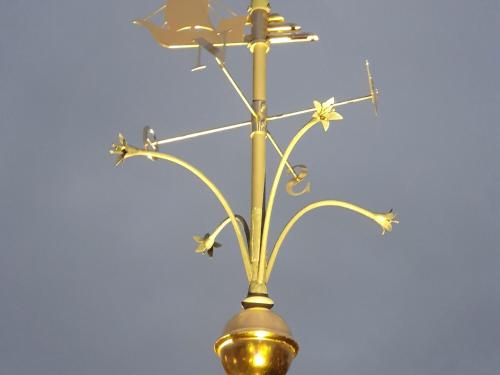 un vase en laiton avec des fleurs et le ciel en arrière-plan dans l'établissement Neue Wasserkunst - Premium Gruppenferienwohnung - ABC354, à Wismar