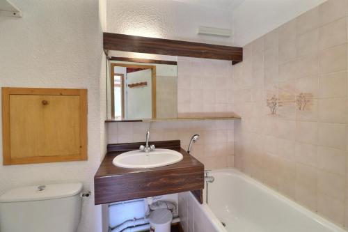 ein Badezimmer mit Waschbecken, Toilette und Badewanne in der Unterkunft Cimes 2 B17 in Méribel