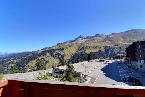 - une vue sur une rue avec des montagnes en arrière-plan dans l'établissement Cimes 2 B17, à Méribel