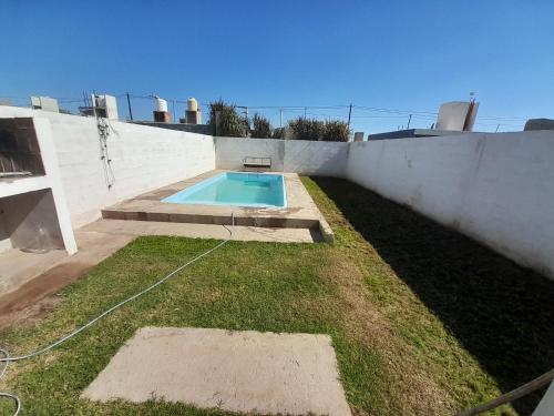 een zwembad in de achtertuin van een huis bij Alquiler temporario villa allende in Cordoba