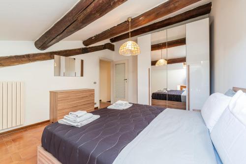 - une chambre avec un grand lit dans l'établissement APT centrale vista lago Incredibile posizione, à Desenzano del Garda