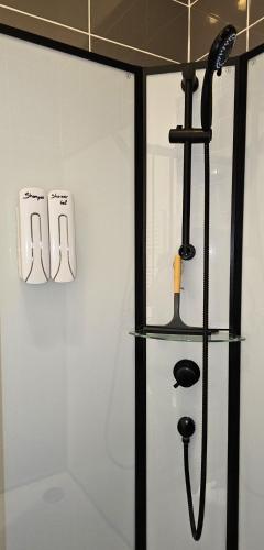 a glass display case with a blow dryer in a room at Appartement tout équipé - Centre-ville EPERNAY in Épernay