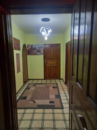 een hal met een deur en een tegelvloer bij ХОСТЕЛ FRIENDS in Karakol