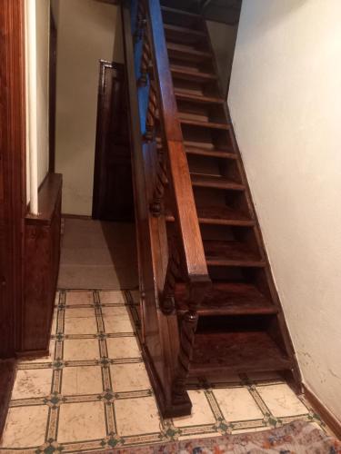 カラコルにあるХОСТЕЛ FRIENDSのタイルフロアの客室内の木製階段