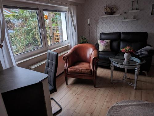 - un salon avec un canapé, une chaise et une table dans l'établissement Casa Hibiscus 2, à Putbus