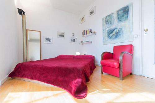 Un pat sau paturi într-o cameră la Central Room con terrazzo e bagno privato, clima
