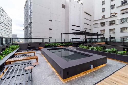 um pátio no último piso com uma piscina num edifício em Send Cooliving by Mosaico Stays no Rio de Janeiro