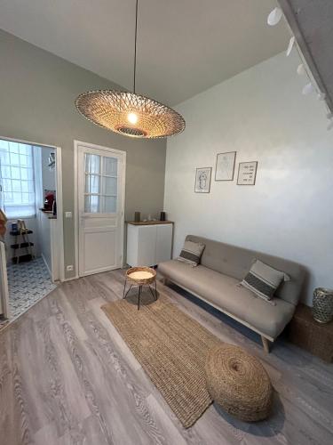 un salon avec un canapé et une table dans l'établissement Lovely studio Crimee, à Paris