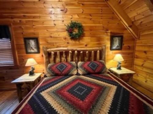 Katil atau katil-katil dalam bilik di Yogi's Den: Breathtaking Views! 3 min to Dollywood, on 1 acre!
