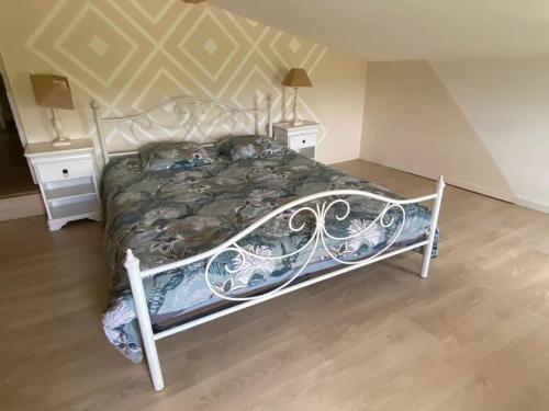 - un lit blanc dans une chambre avec 2 tables de nuit dans l'établissement Gîte au coeur du vignoble de Saint-Emilion, à Saint-Sulpice-de-Faleyrens