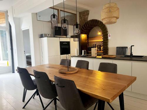 een keuken met een houten tafel en stoelen bij Zur Bademutter mit 2 Schlafzimmer - ABC360 in Wismar