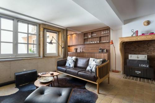 uma sala de estar com um sofá e uma lareira em Havane - Location T2 - Lyon 2 em Lyon