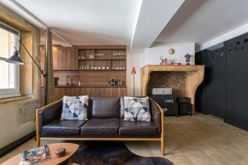 uma sala de estar com um sofá e uma lareira em Havane - Location T2 - Lyon 2 em Lyon