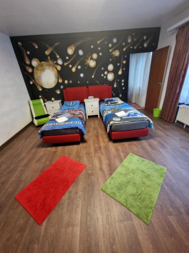 2 camas en una habitación con alfombras rojas y verdes en City Center Promo, en Bruselas