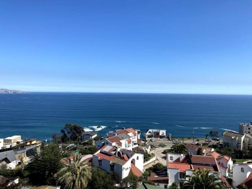 een luchtzicht op een stad en de oceaan bij Departamento amoblado en Reñaca in Viña del Mar