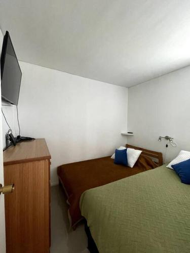 een hotelkamer met 2 bedden en een televisie bij Departamento amoblado en Reñaca in Viña del Mar