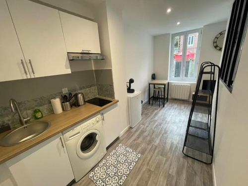 a kitchen with a sink and a washing machine at Pétunia - STUDIO - PROCHE CENTRE VILLE avec jardin in Bolbec